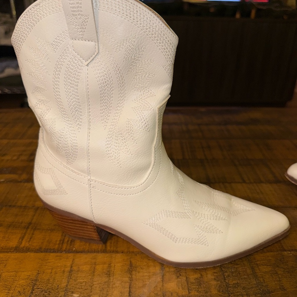 White Western Cowgirl Boots - Picture 5 of 9